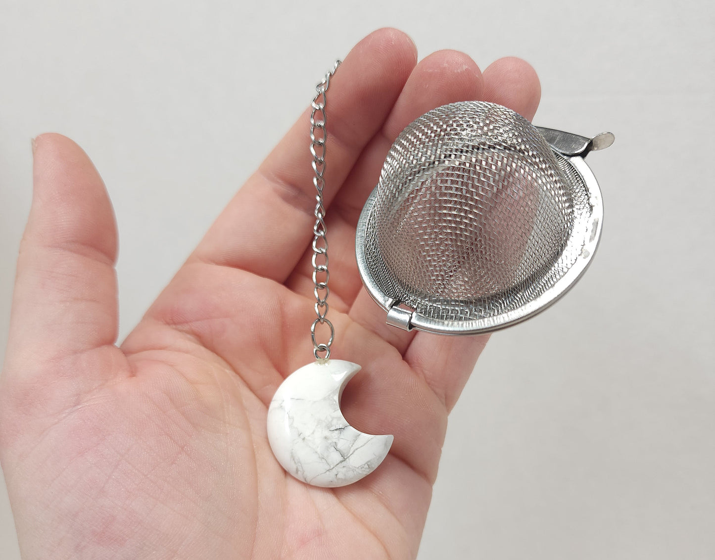 Tea steeper (Howlite moon)